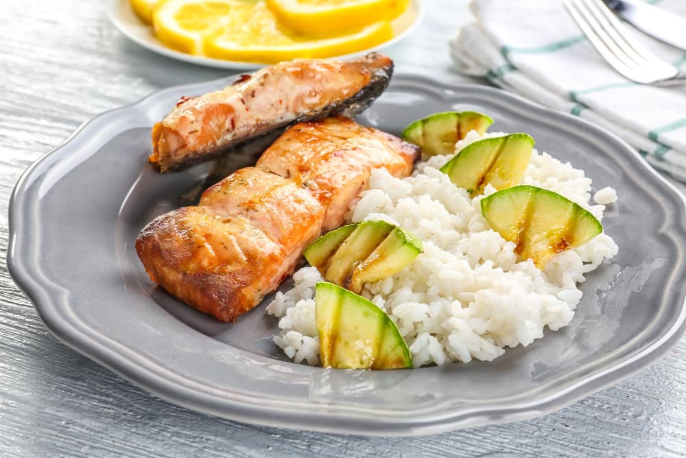 Délicieux filets de saumon rôti avec du riz