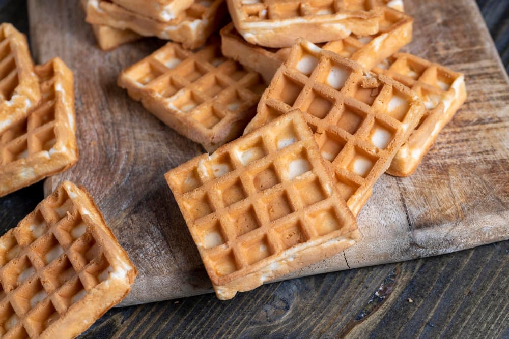 Gaufres sucrées douces sur la table