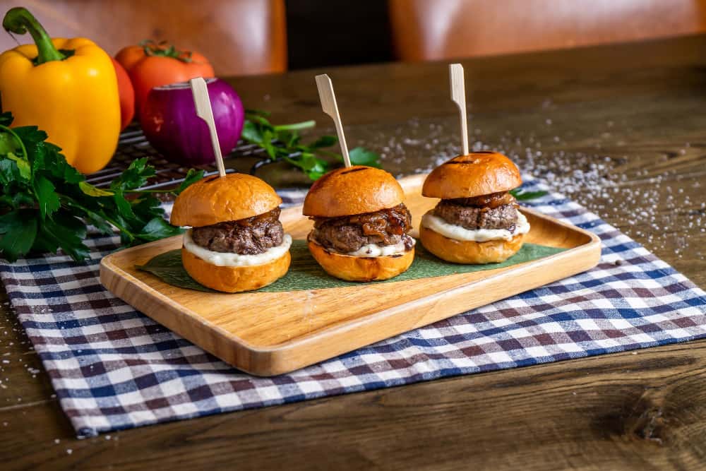 Mini brugers avec mayonnaise