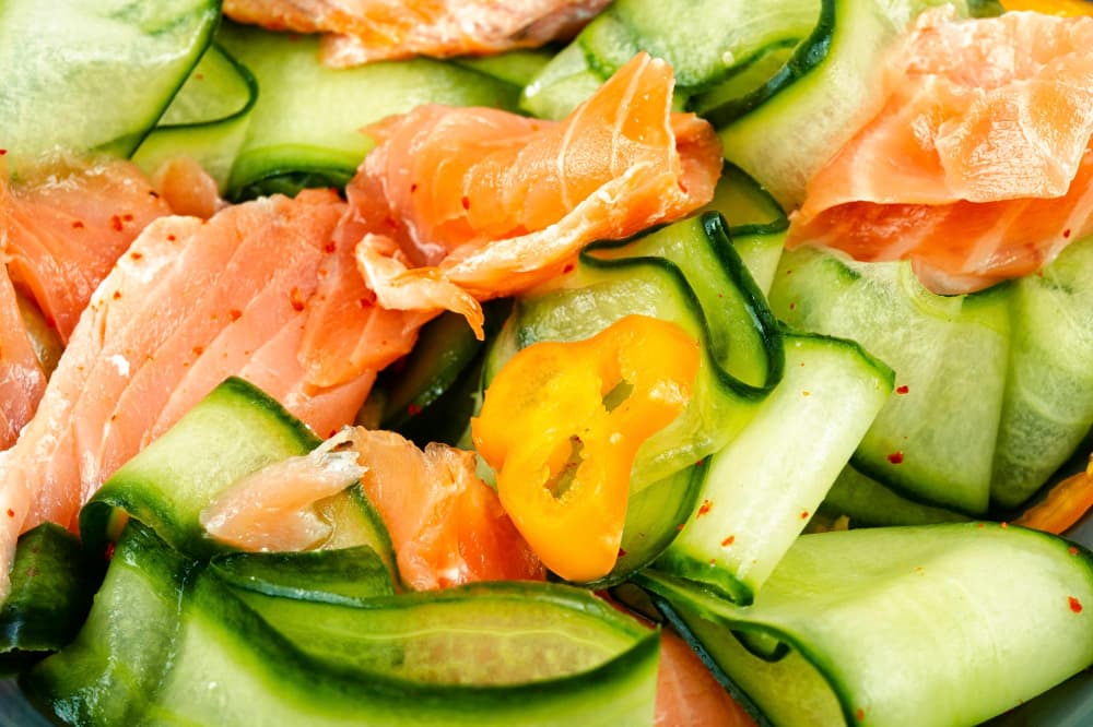 Salade de saumon avec du concombre cru