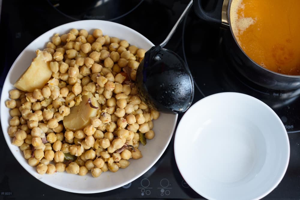Des pois chiches dans une assiette