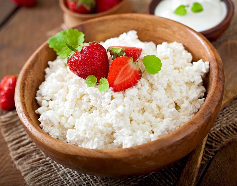 Du fromage cottage avec des fraises