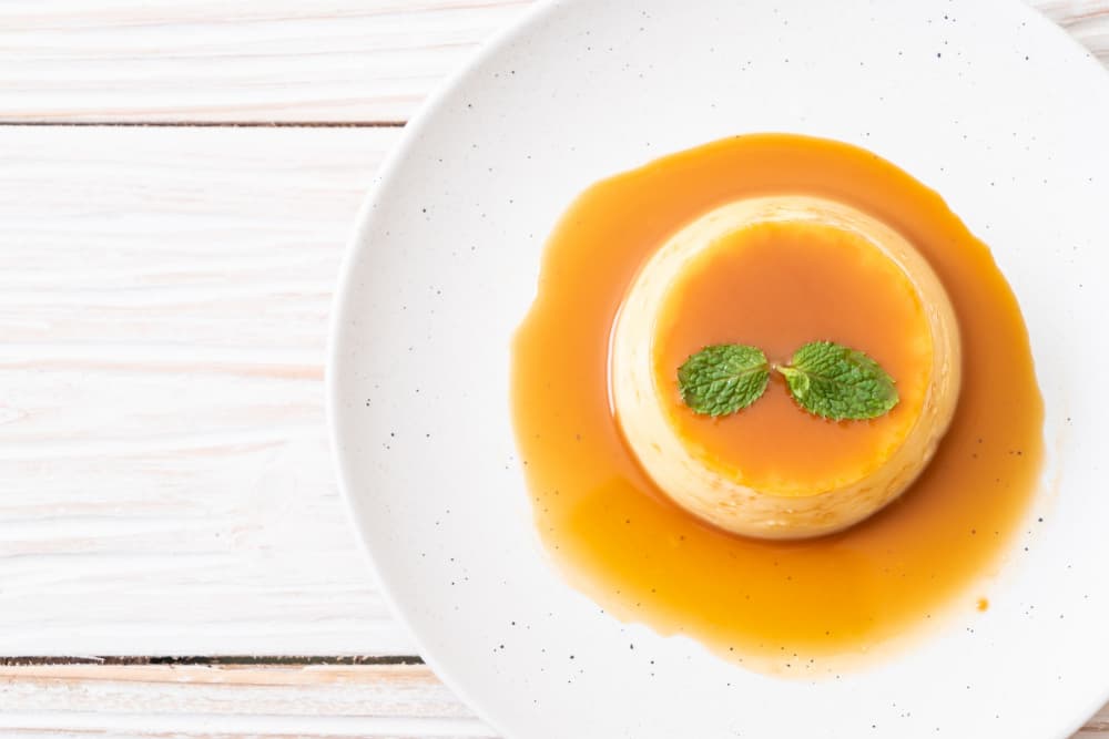 Flan aux oeufs sur assiette