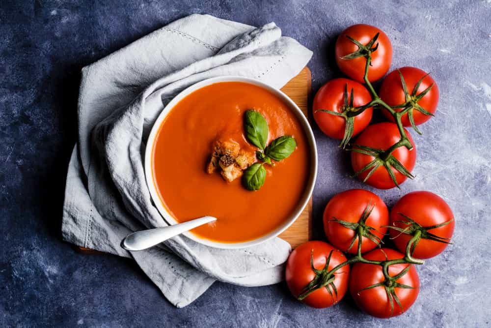 Soupe de tomate avec du basilic