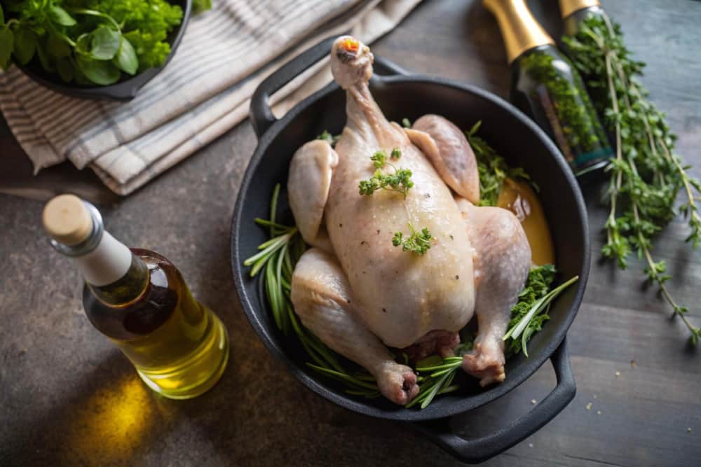 Un poulet et une bouteille huile