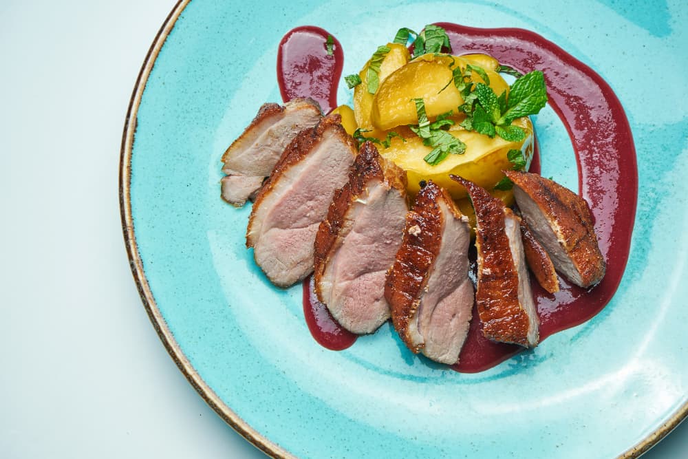 Filet de canard tranché au four avec sauce aux baies