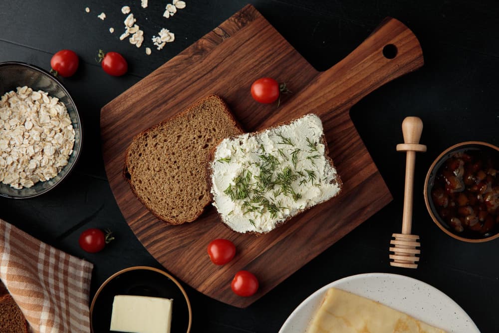 Tranches de pain une enduite de fromage cottage