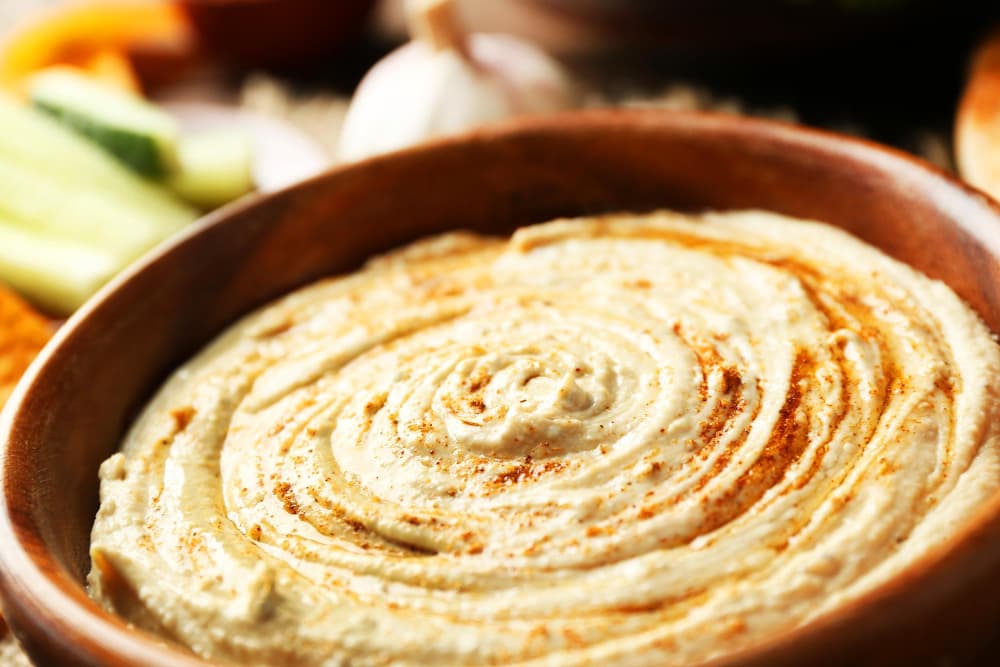 Bol en bois de houmous
