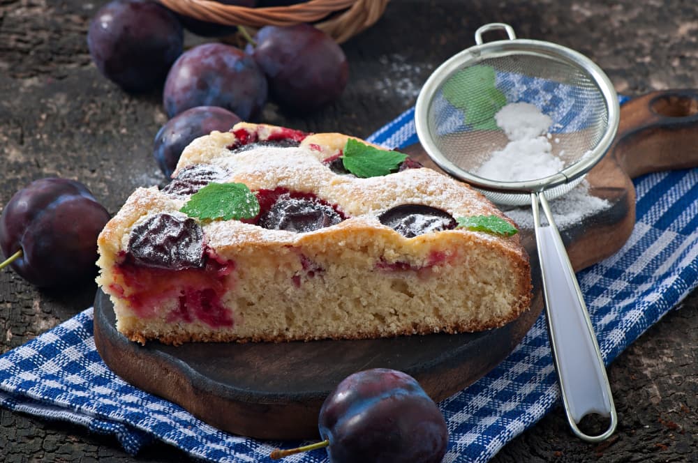 Délicieux gâteau fait maison avec des prunes
