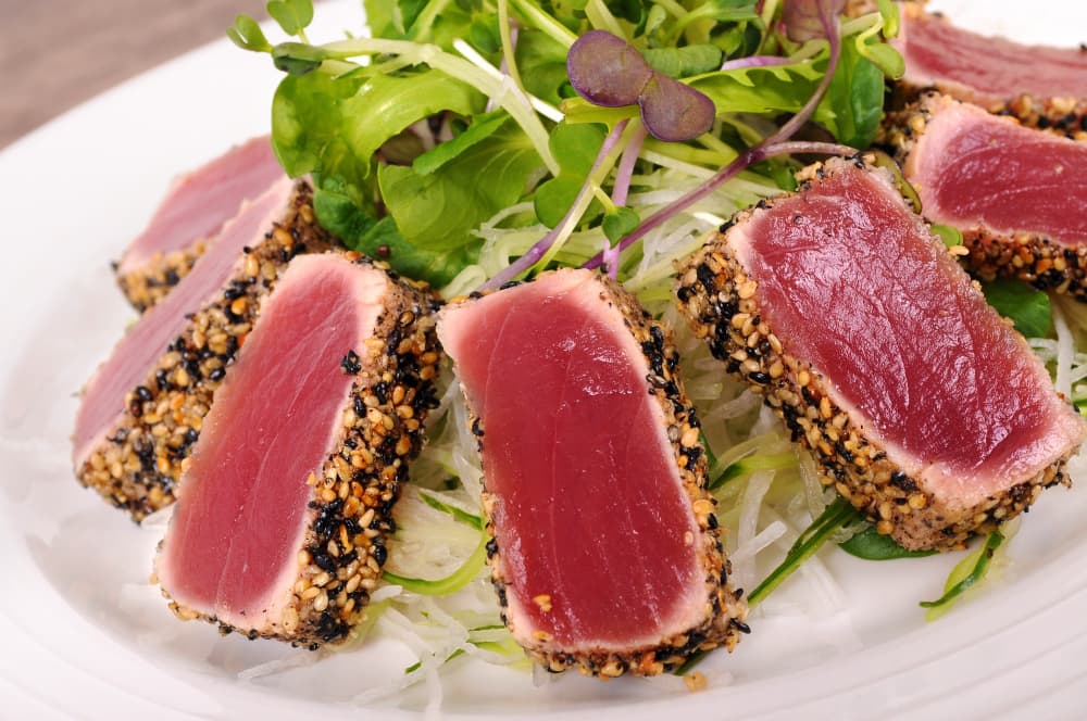 Graines de sésame garnies de thon cuit avec salade verte
