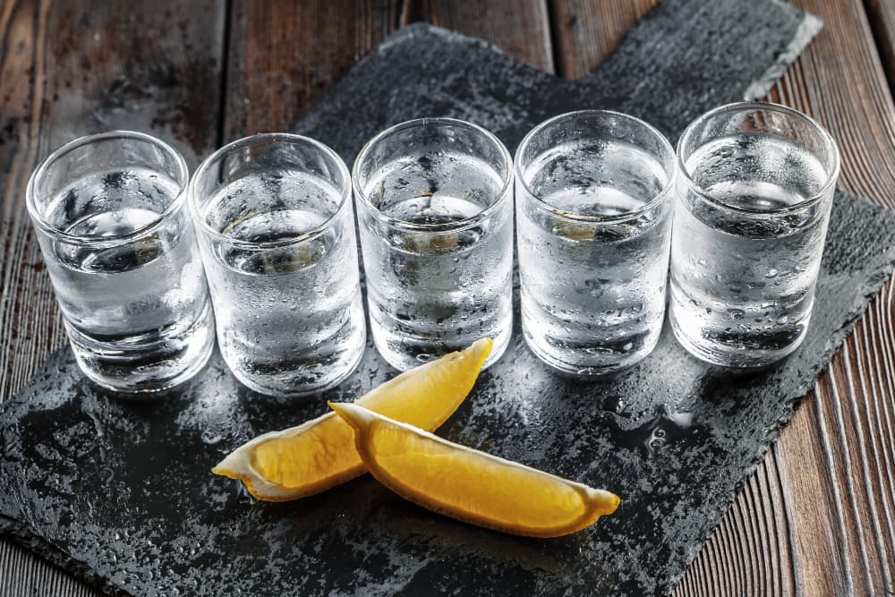Vodka dans des verres à liqueur