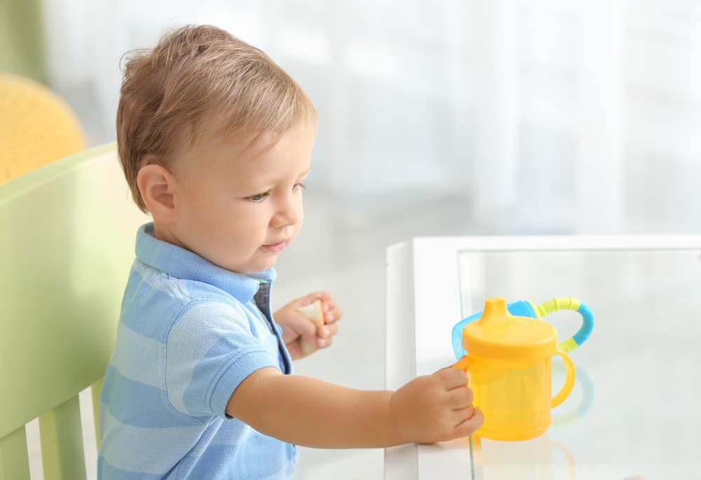 Tasse d&rsquo;apprentissage bébé : le guide complet pour choisir le bon modèle (sans se tromper)