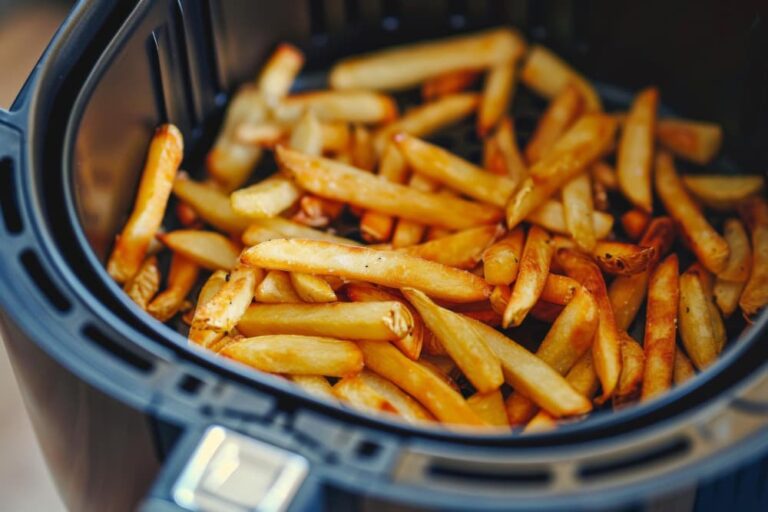 Des frites croustillantes dans le panier air fryer