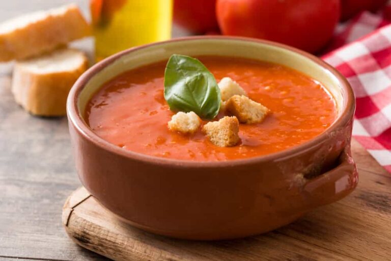 Soupe aux tomates dans un bol brun