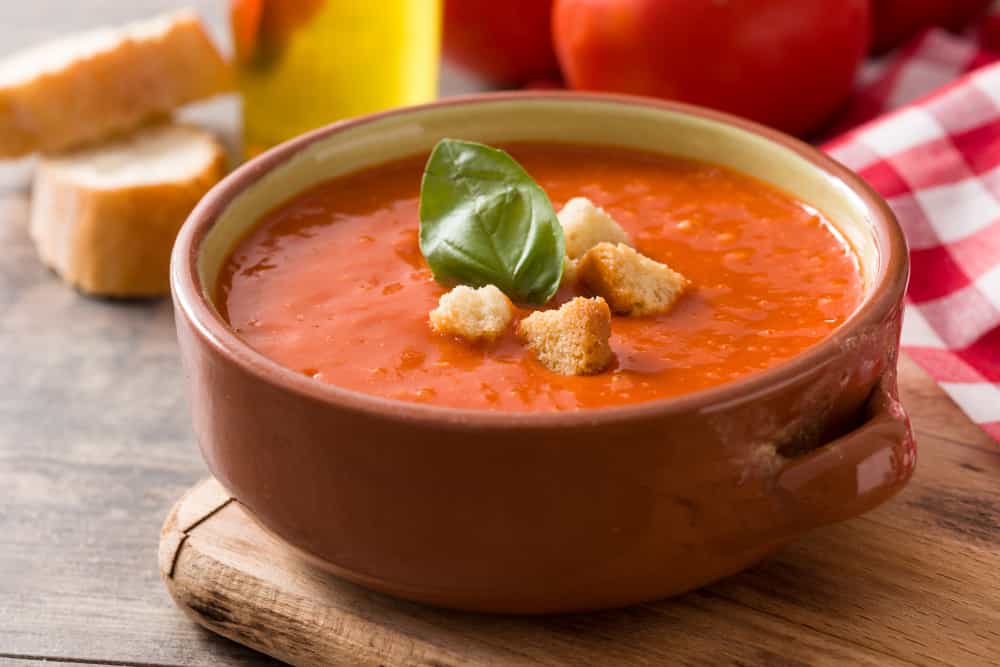 Soupe aux tomates dans un bol brun
