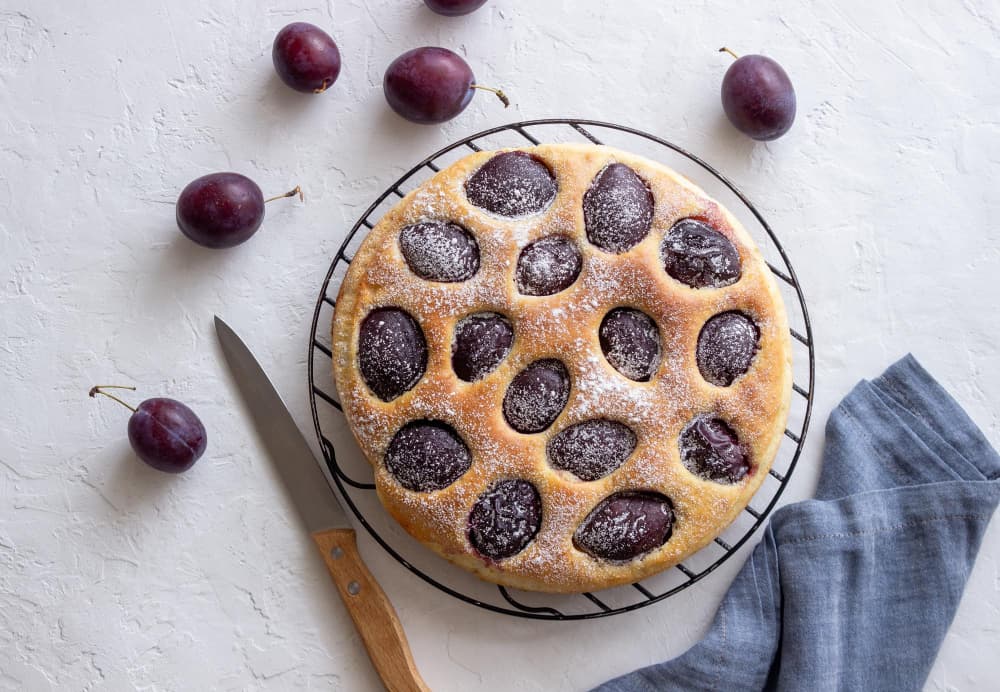 Gâteau moelleux aux prunes : le dessert de fin d’été qui disparaît en un clin d’œil